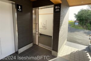 車いす対応トイレの入口のようす。