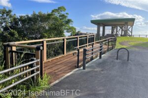 駐車場から続く見江島展望台へのスロープのようす。
