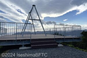 たちばな展望台」に設置された「天空のブランコ」のようす。ウッドデッキの上にブランコ2台が並んでいる。