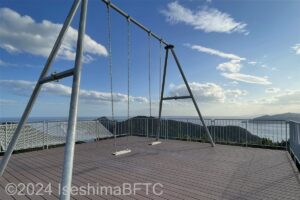 ブランコの別角度の写真。海に向かってブランコが漕げる。
