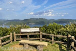展望台の岬側に立った風景。海に浮かぶ緑の島々が美しい。