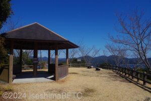 「あけぼの展望台」のようす。芝生広場になっていて、左手には東屋が見える。