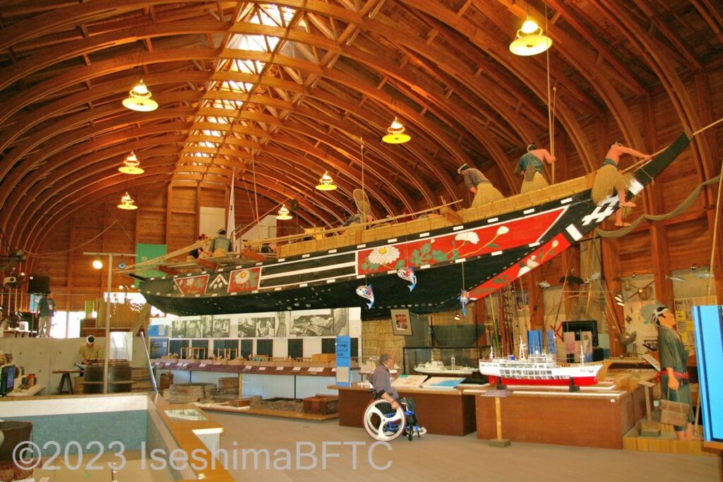 海の博物館 展示B館の展示のようす 空中にカツオ一本釣りの木造船が浮かんでいる