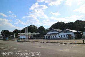 建物前に広がる、広い駐車場のようす