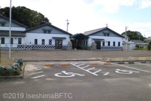 車いす専用駐車場のようす。2台分あり。