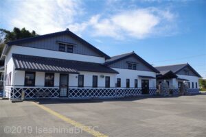 建物のようす。建物は切妻屋根が3つ連なったような形になっている。