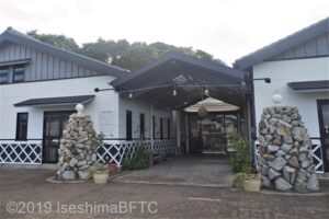 建物と建物の間の奥に入口が見える。