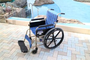 海水の磯に入ることができる専用の車いすのようす。使用されているのは、一般の自走式車いす。