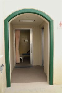 通路の奥に女性用更衣室の入口が見える。段差なし。