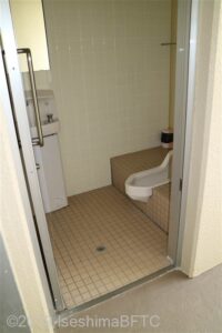 更衣室のトイレの個室ようす。和式便器が見える。