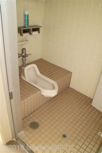 和式便器のトイレのようす。