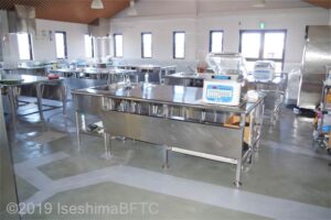 魚干物作り体験ができる「ひもの創房」の室内のようす。ステンレス製の調理台が何台も置かれていて、学校の調理実習室のような造りになっている。