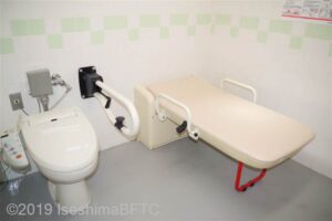 ユニバーサルシートを広げたようす。大人の方でも座ったり寝転んで着替えができるじゅぶんな大きさがある。