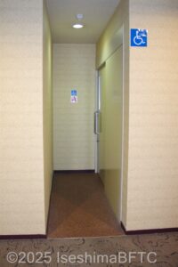 廊下から車いす対応トイレへの通路