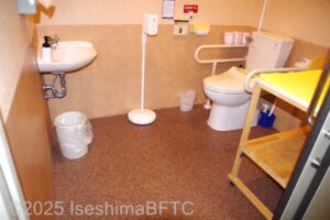 入って右奥によこ置きに便器、入って正面左に洗面