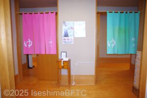 向かって左が女性用大浴場、右が男性用大浴場