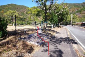 ホテル季の座への経路　階段を4段上がって芝生へ入る