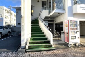2階入口への階段