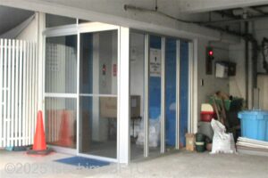エレベーター入口の風除室