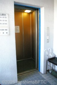 エレベーター　扉が開いたところ