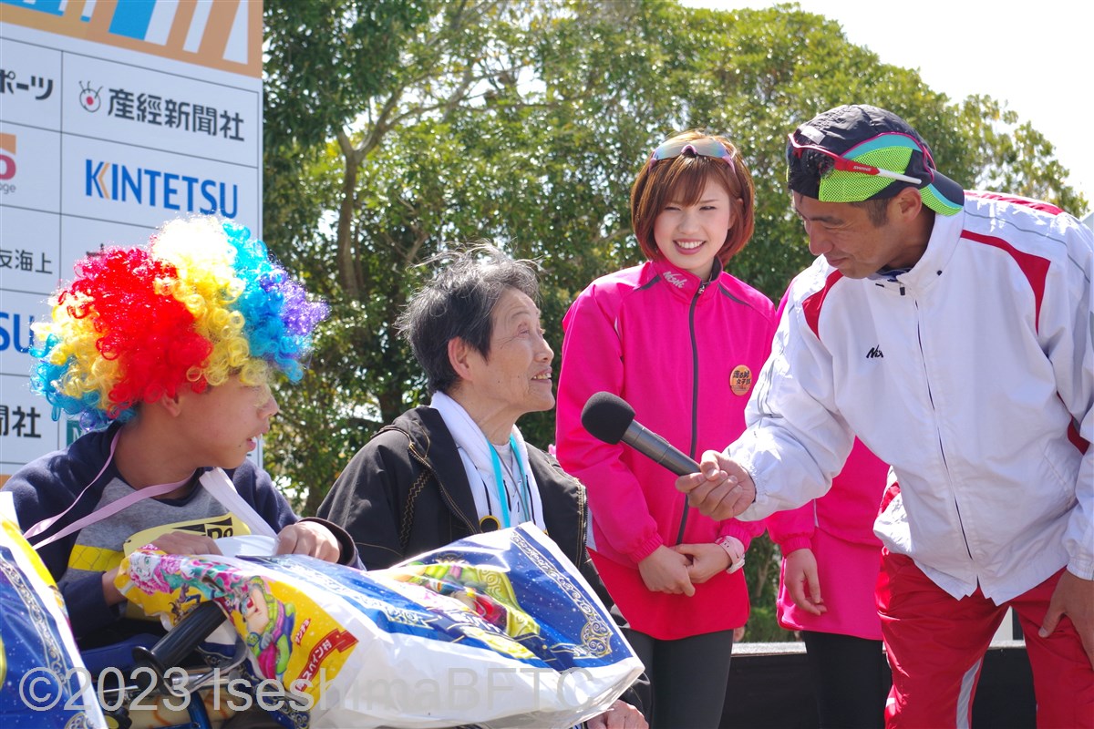 2013年バリアフリー特別賞表彰　ステージ上で森脇健二さんのインタビューを受ける双子のＫくんＲくんと81歳のＹさん