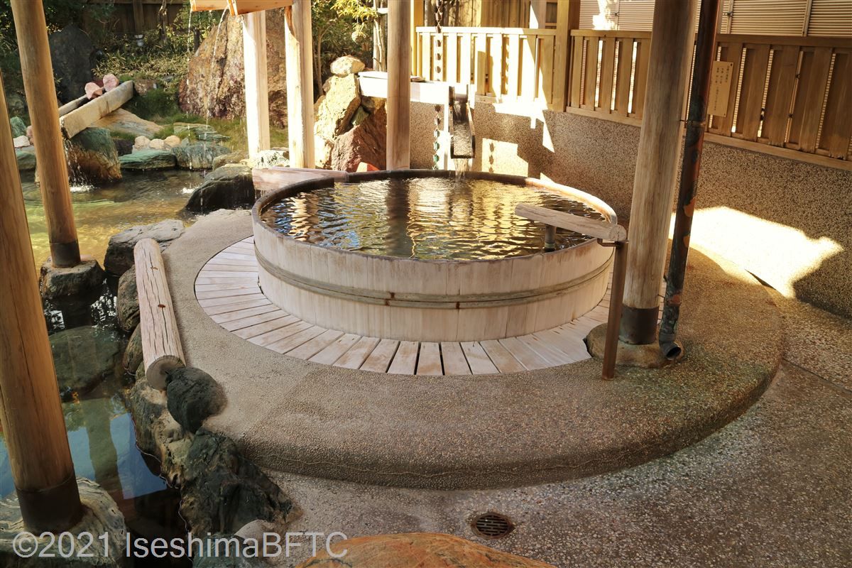 庭園露天風呂（右）　円形の桶型浴槽