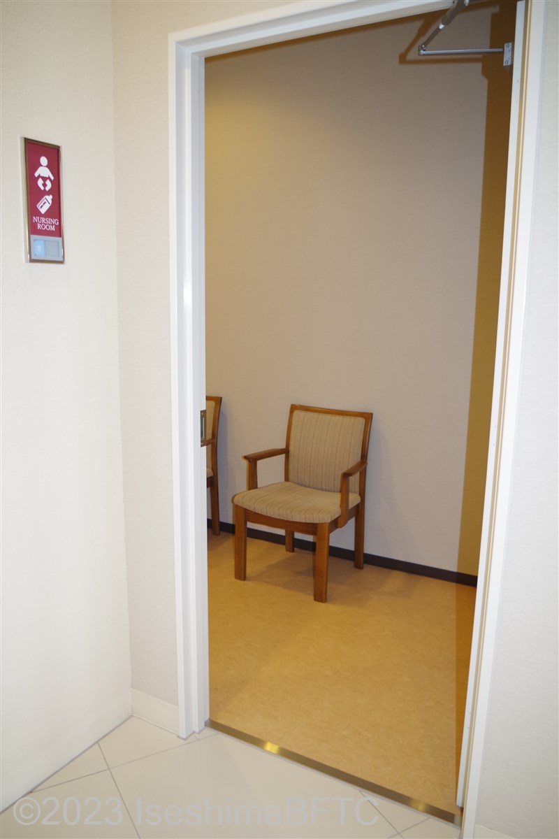 1階　授乳室入口