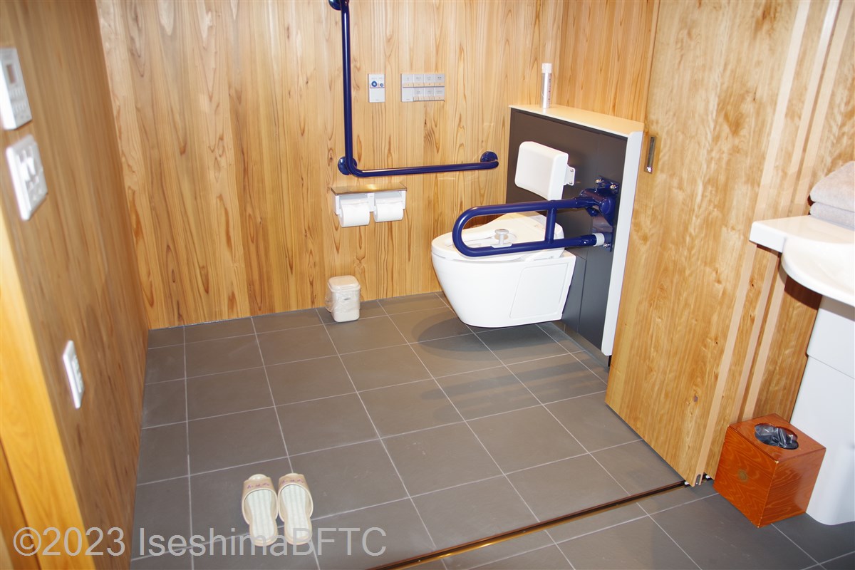 ユニバーサルデザインルーム　トイレ　2枚の折れ戸をすべて端に寄せて全開したようす