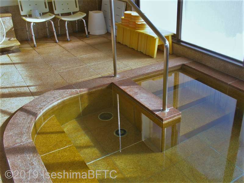 4階大浴場「ようよう」浴槽中段と浴槽内への階段