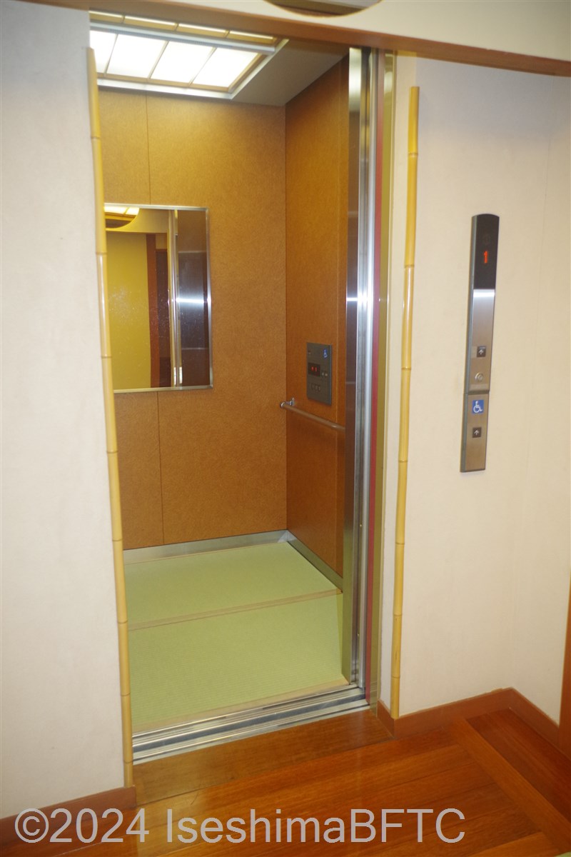 エレベーター2の内部1