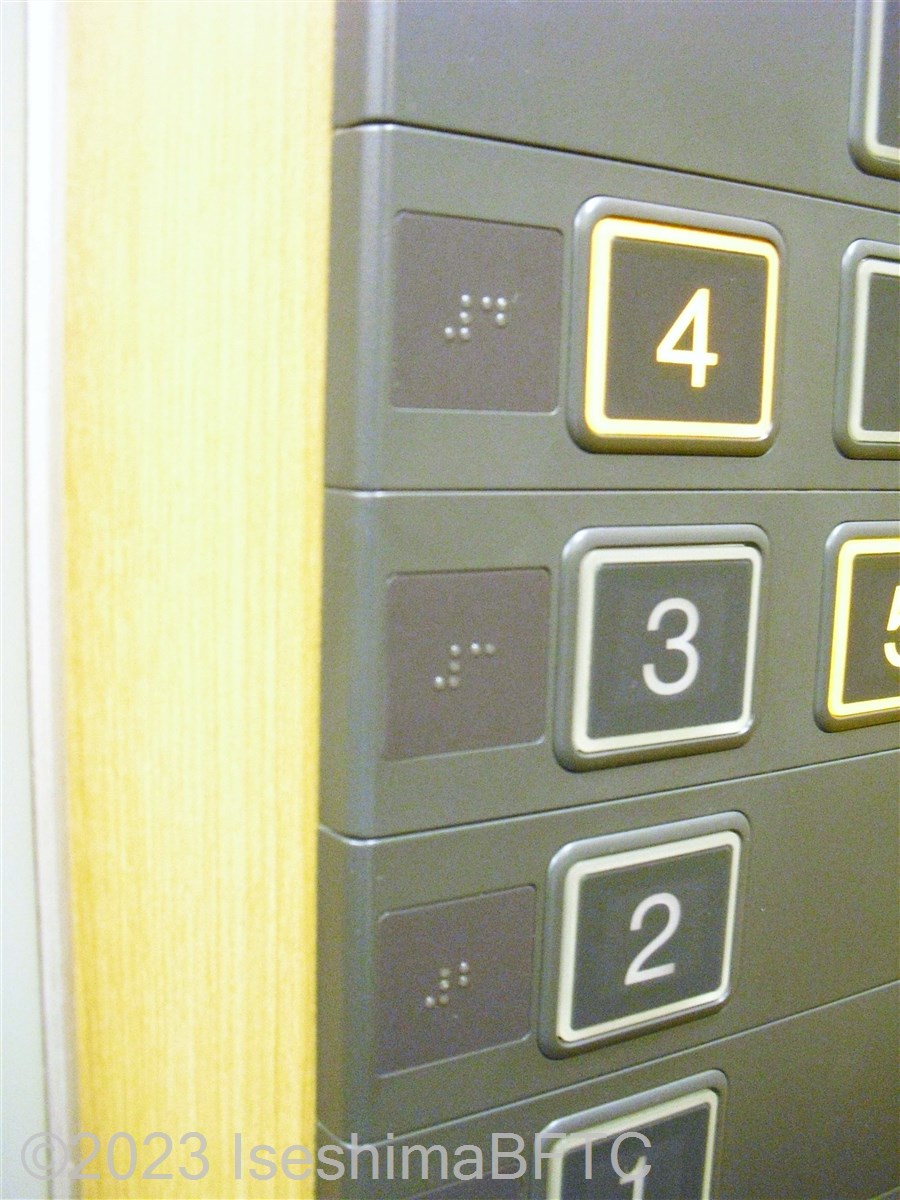 メインエレベーター内部　階ボタン