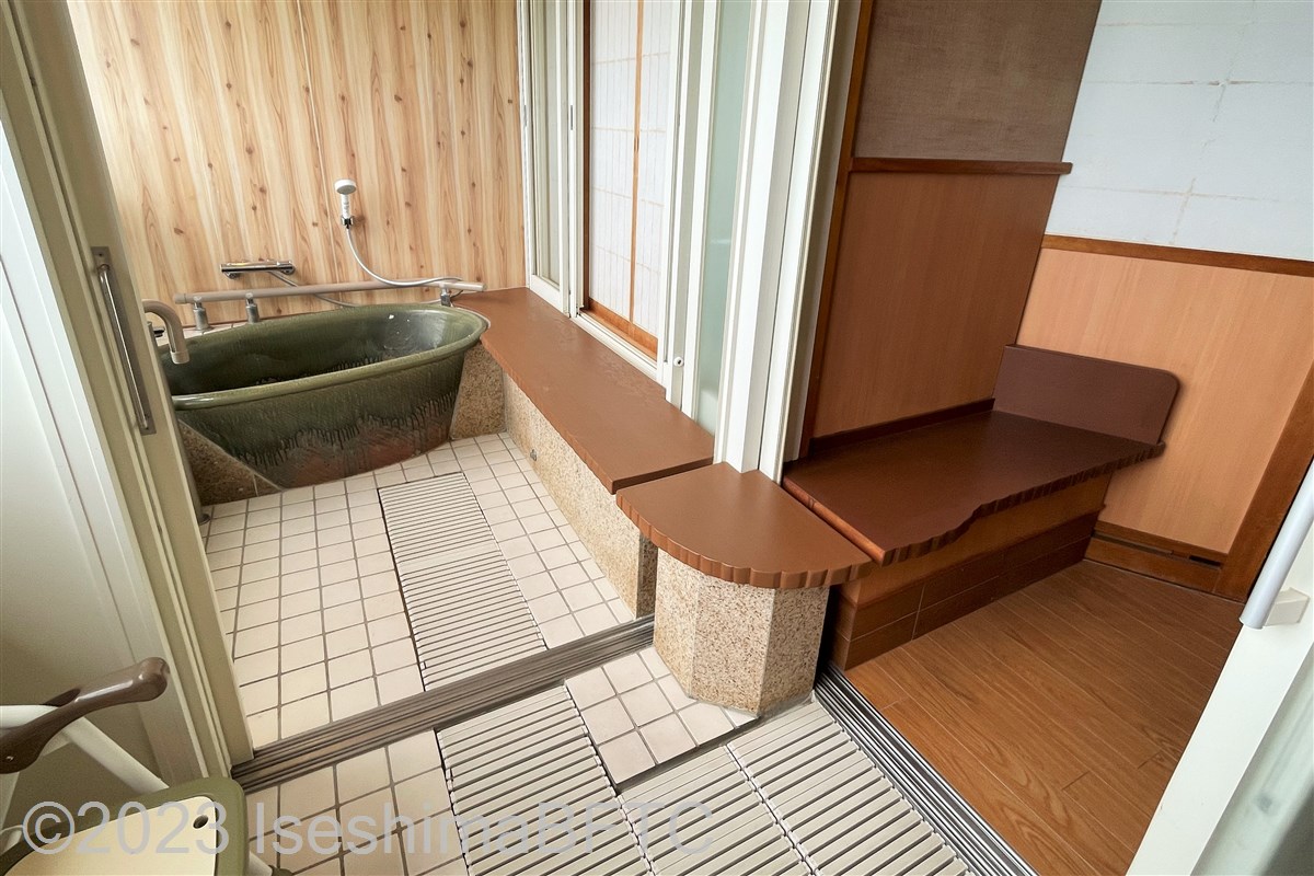 415号室　脱衣所から浴槽まで続く木製ベンチ