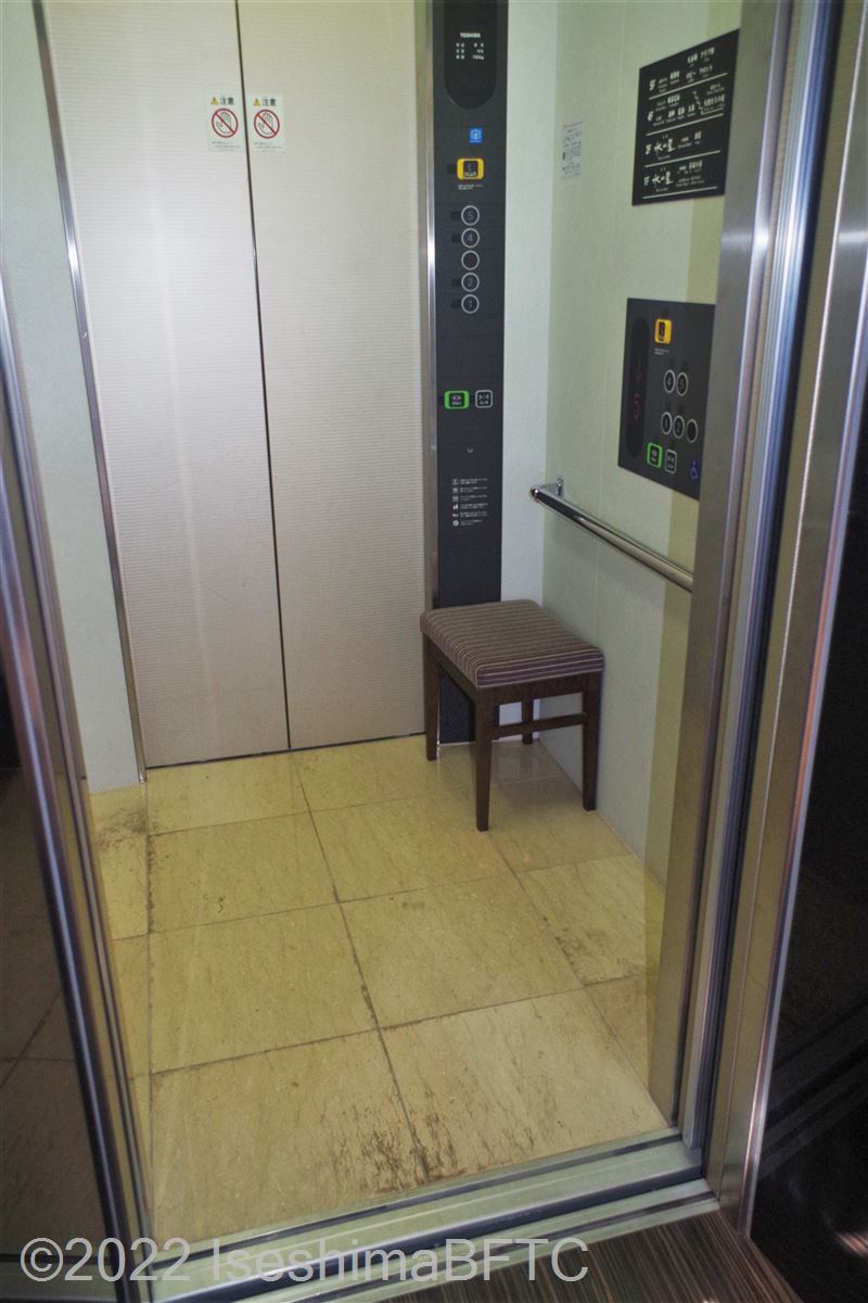 エレベーター2　内部