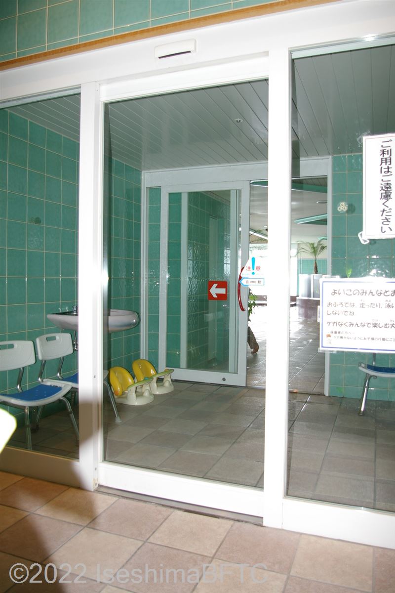 「みぎわの湯」女性用大浴場　脱衣所から浴室へ浴室入口の引戸2ヶ所