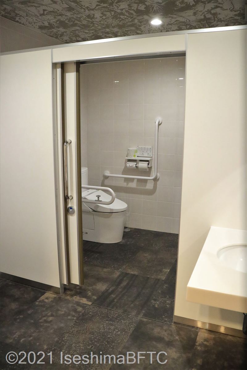 2階男性用トイレ内車いす対応トイレ個室入口
