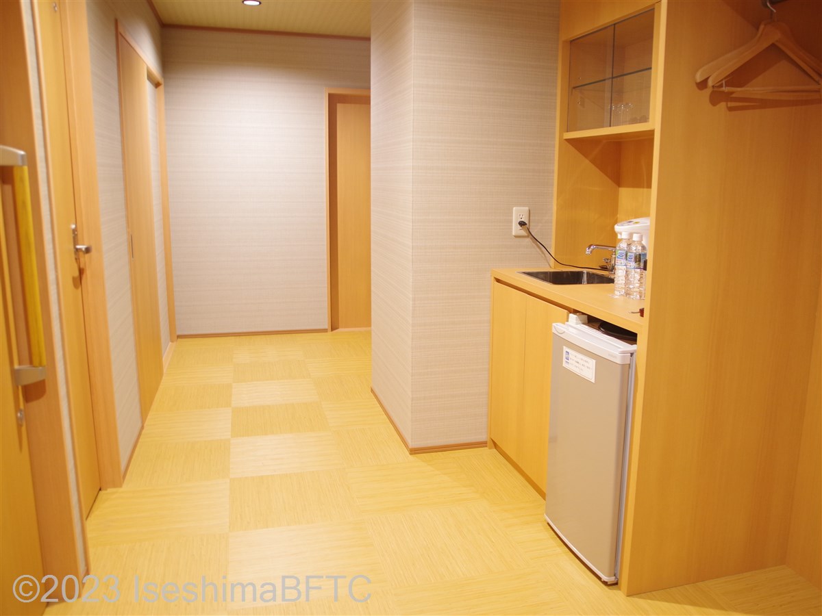 和洋スイート（1354号室）　入ってすぐの廊下。右側にハンガーパイプとミニキッチンがある