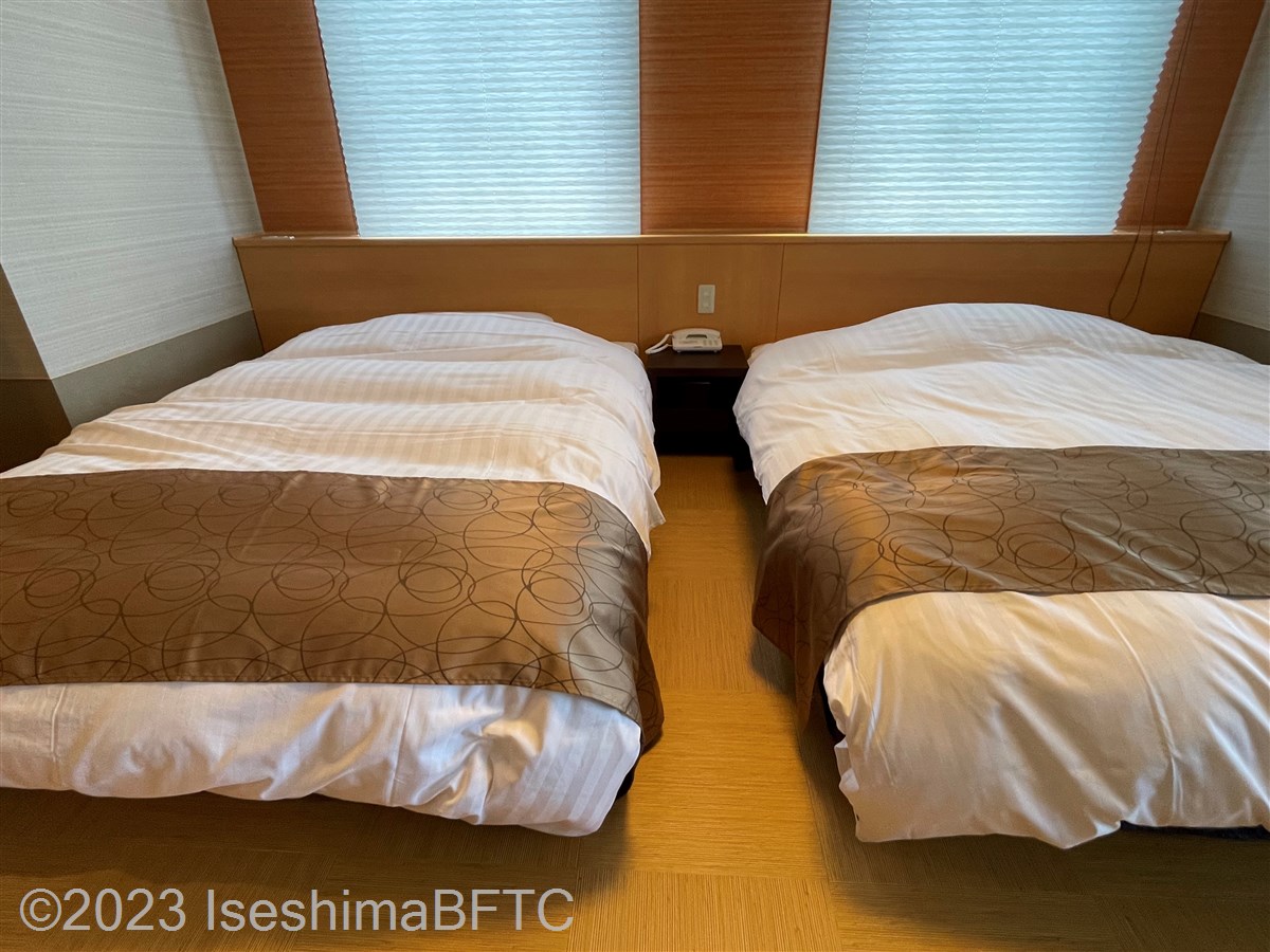 和洋スイート（1354号室）　ベッド2台のようす
