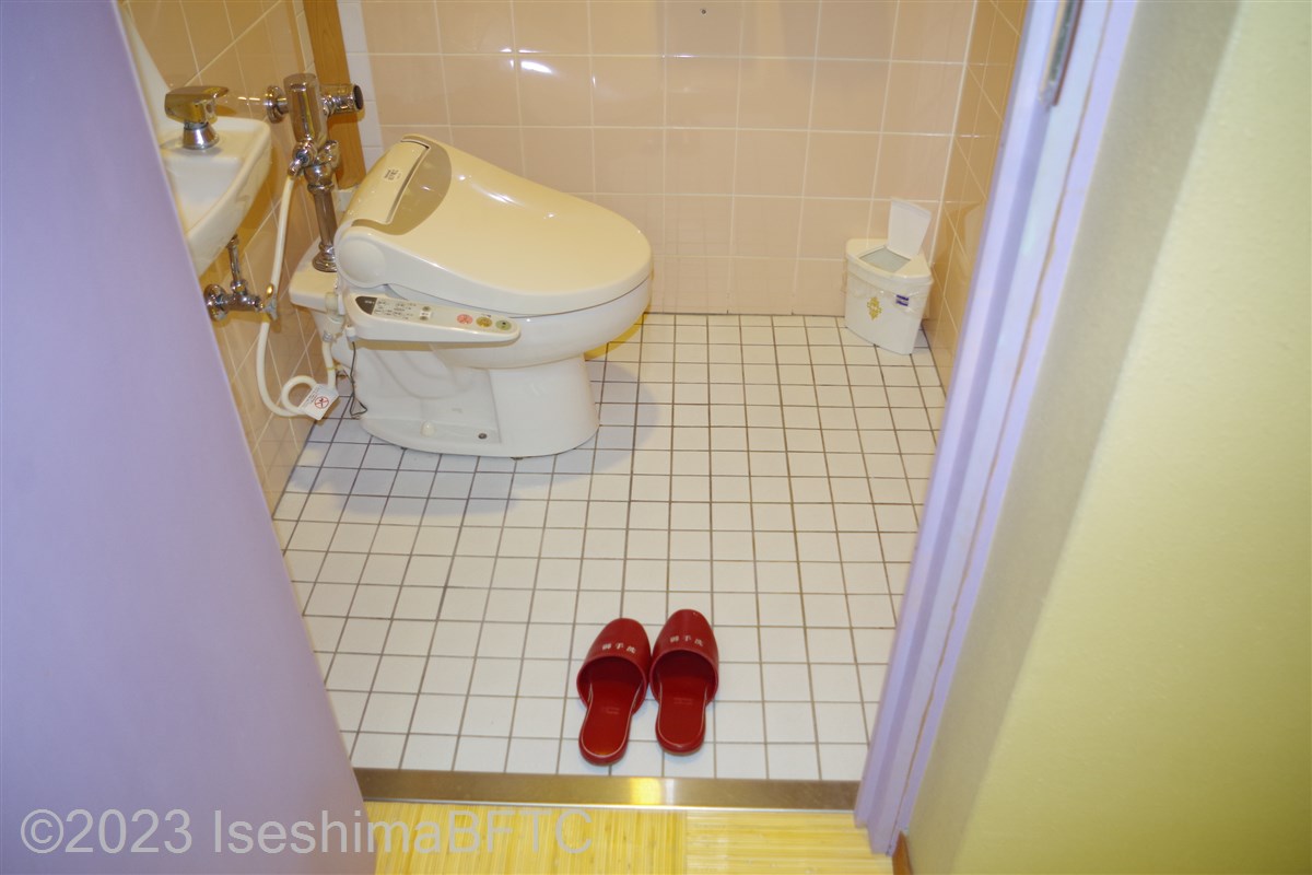 女性用大浴場「渚の湯」　脱衣所内トイレ