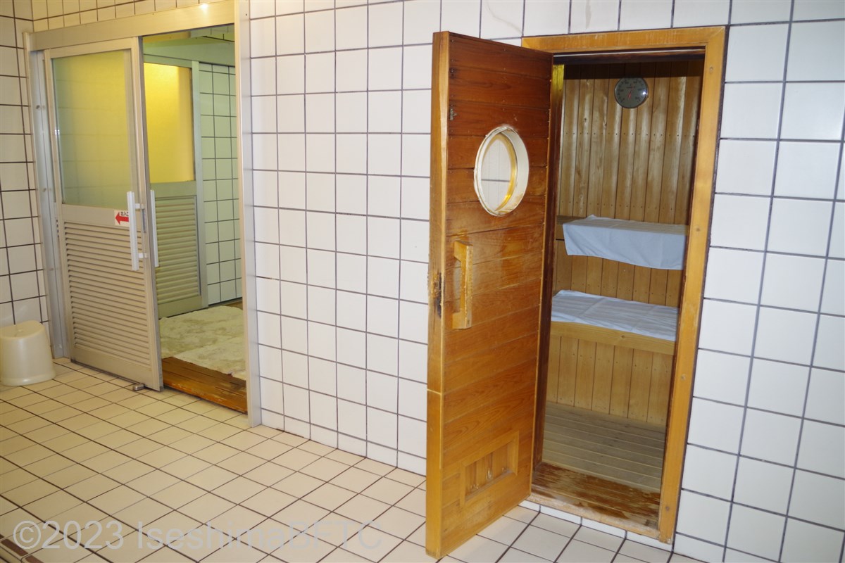 女性用大浴場「渚の湯」　浴室入ってすぐにある段差
