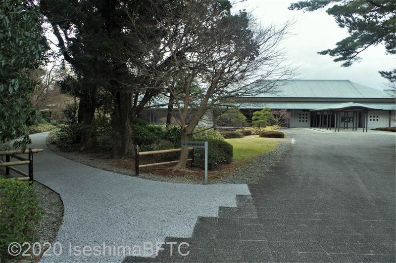 倭姫宮鳥居横駐車スペースから美術館への入口