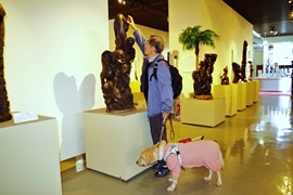 マコンデ美術館で、作品に触れて楽しむ盲導犬使用者