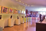 2階　ティンガティンガの絵画の展示