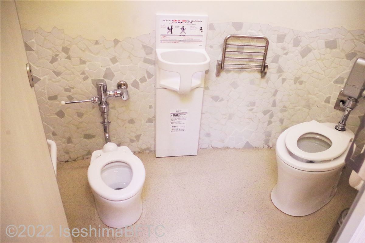 フィエスタ広場トイレ棟　一般トイレ個室の幼児用便器