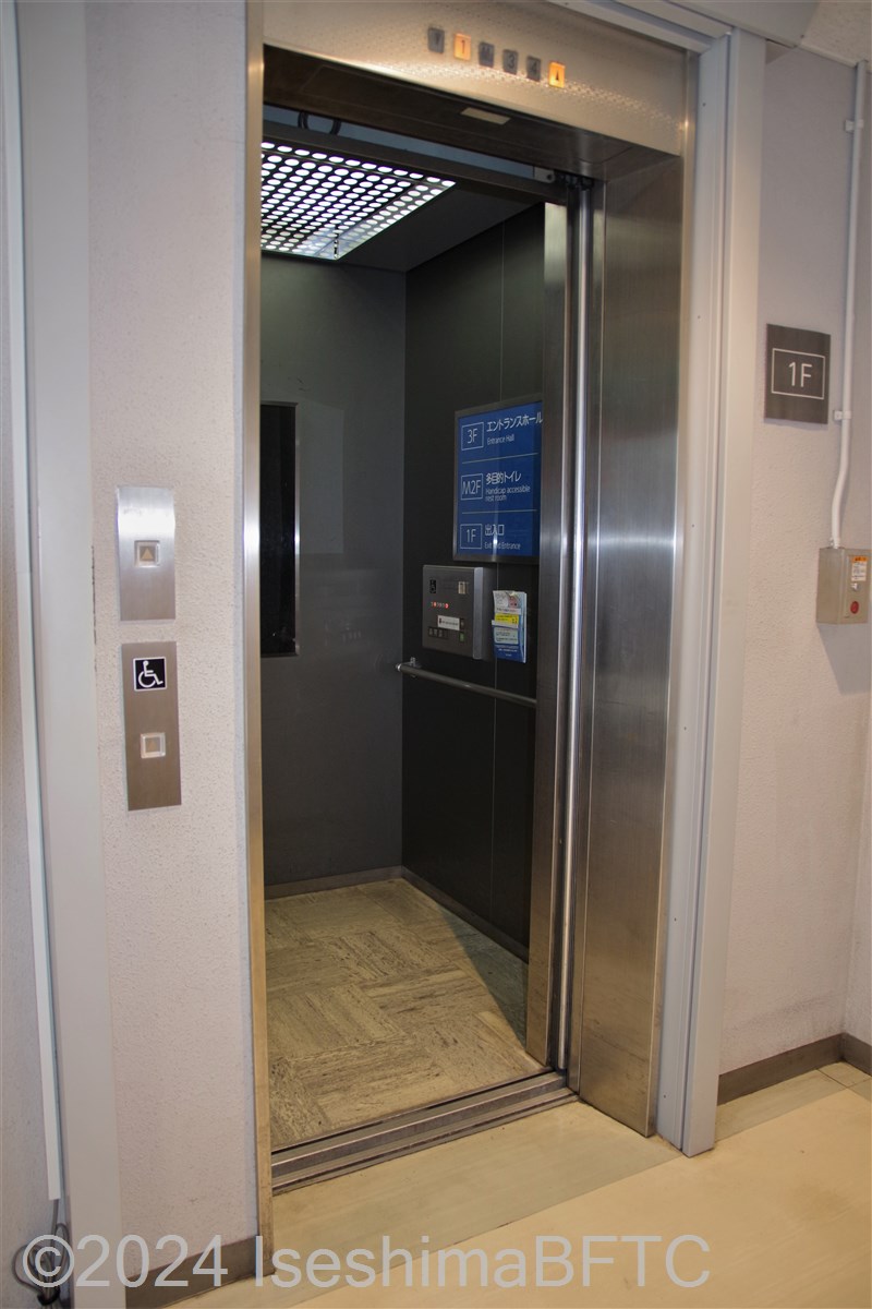 入館用車いす対応エレベーター内部のようす