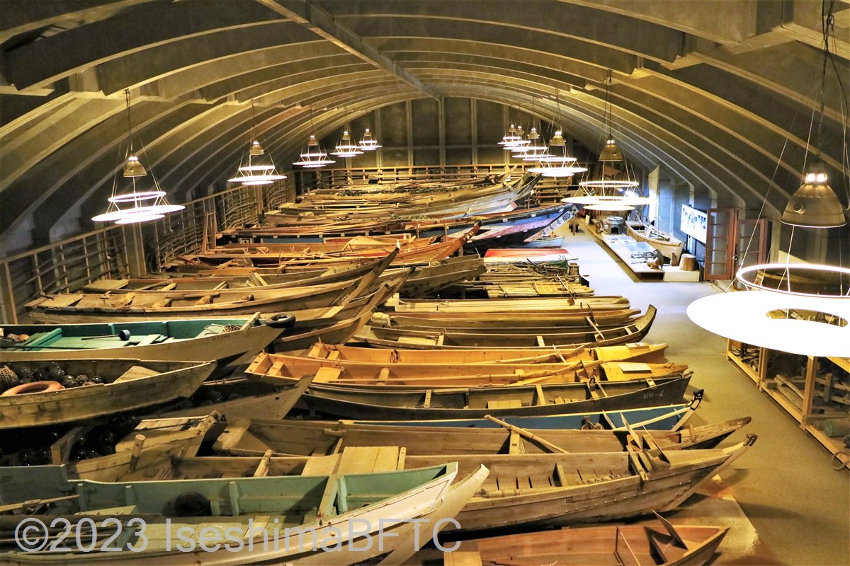 船の棟　木造船がたくさん並ぶ展示を上から見下ろしたところ