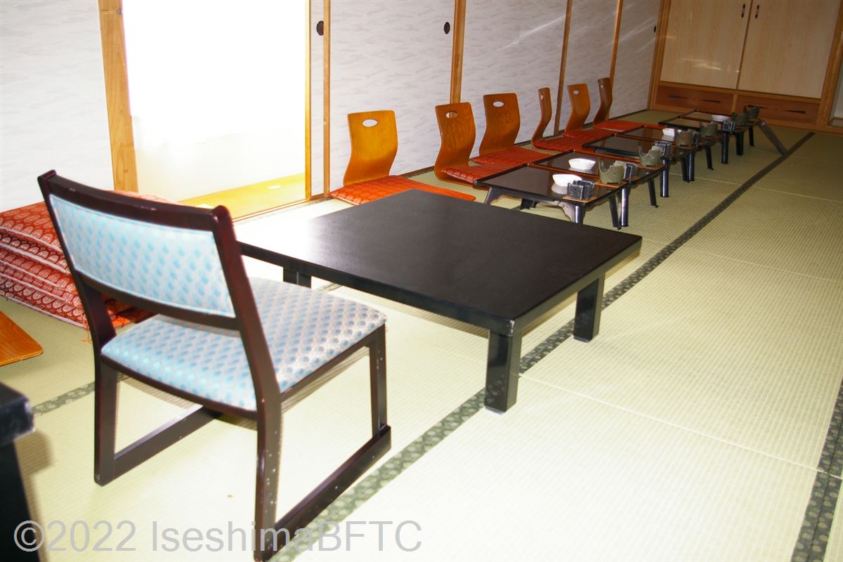 畳敷きの宴会場に高足の座いすが用意されているようす