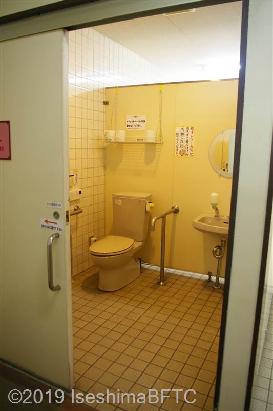 岩戸屋1階車いす対応トイレ　女性用入口