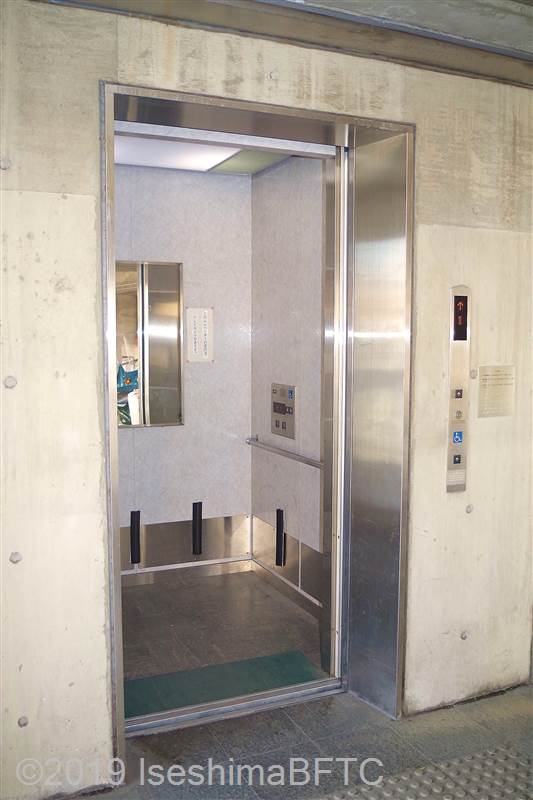 シンフォニアテクノロジー響ホール伊勢　館内へのエレベーター