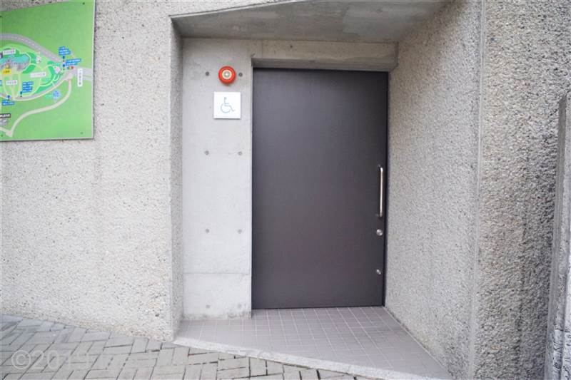 神宮徴古館駐車場車いす対応トイレ入口