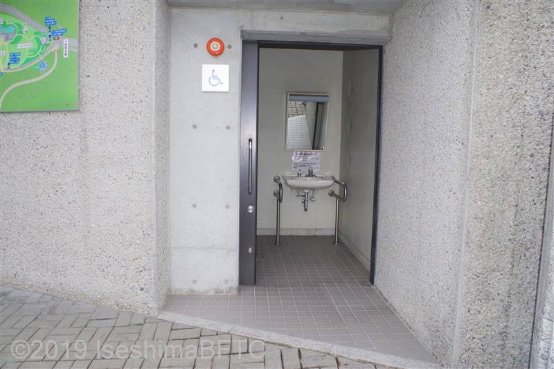 神宮徴古館駐車場車いす対応トイレ　入口を開けたところ